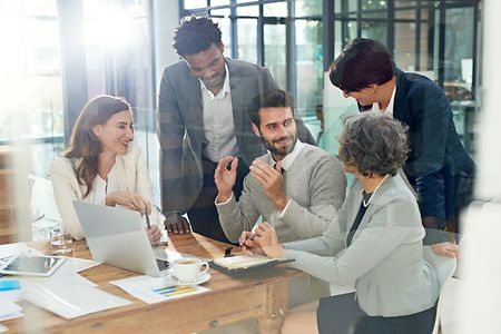 Fachwirt für Büro- und Projektorganisation tauscht Ideen mit seinen Kolleginnen und Kollegen aus.