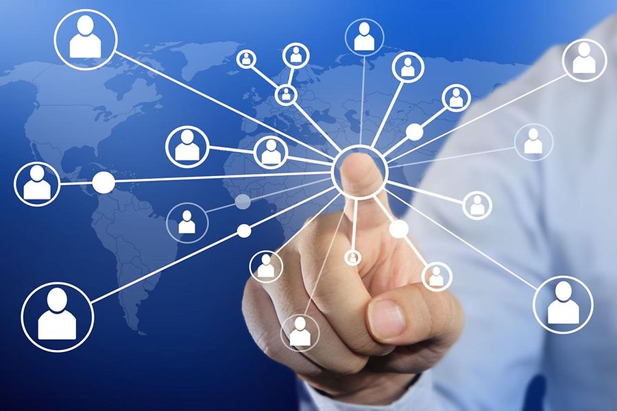 Übersicht mit verflochtenen Punkten, die jeweils eine Person zeigen. Ein Finger zeigt auf den Punkt in der Mitte der Übersicht