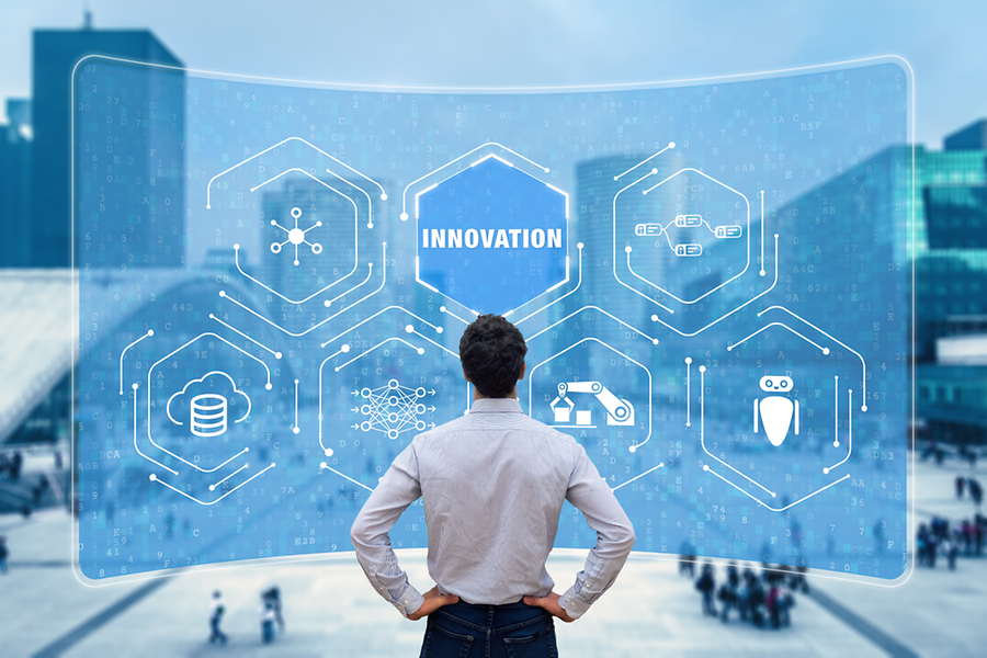Das Bild zeigt einen Mann vor einer Wand mit Symbolen, wie z.B. einem Roboter, einer Cloud, und dem Begriff Innovation 