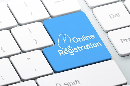 Das Foto zeigt den rechten Teil einer Tastatur. Auf der Return-Taste steht: Online Registration